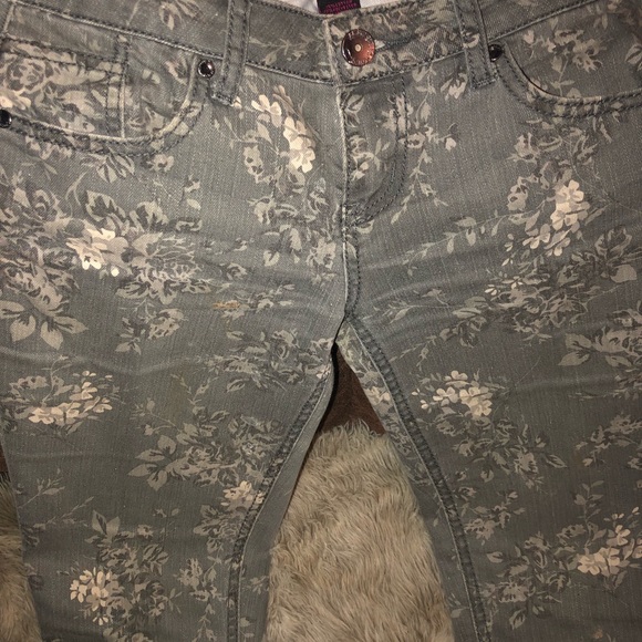 ALMOST FAMOUS SIZE 7 WOMENS SKINNY JEANS GRAY FLOWER DESIGN - Picture 4 of 7